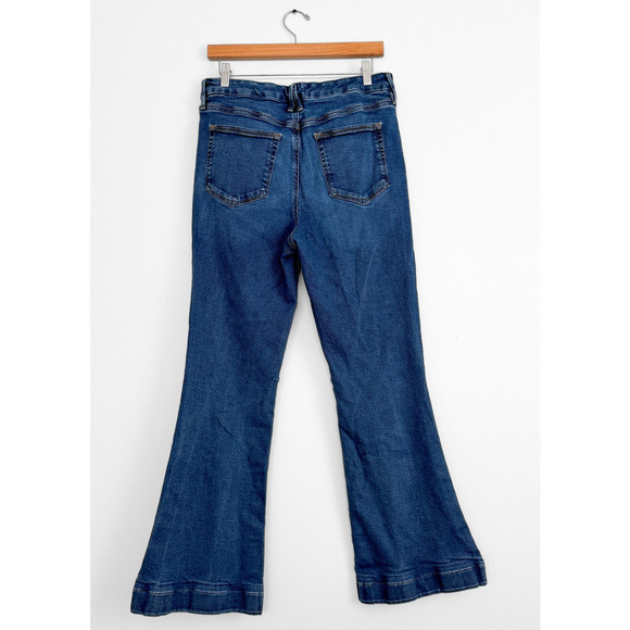 Good American Good Legs Flare Jeans in BBLUE305 Medium Wash (14 or 32) - Picture 5 of 9